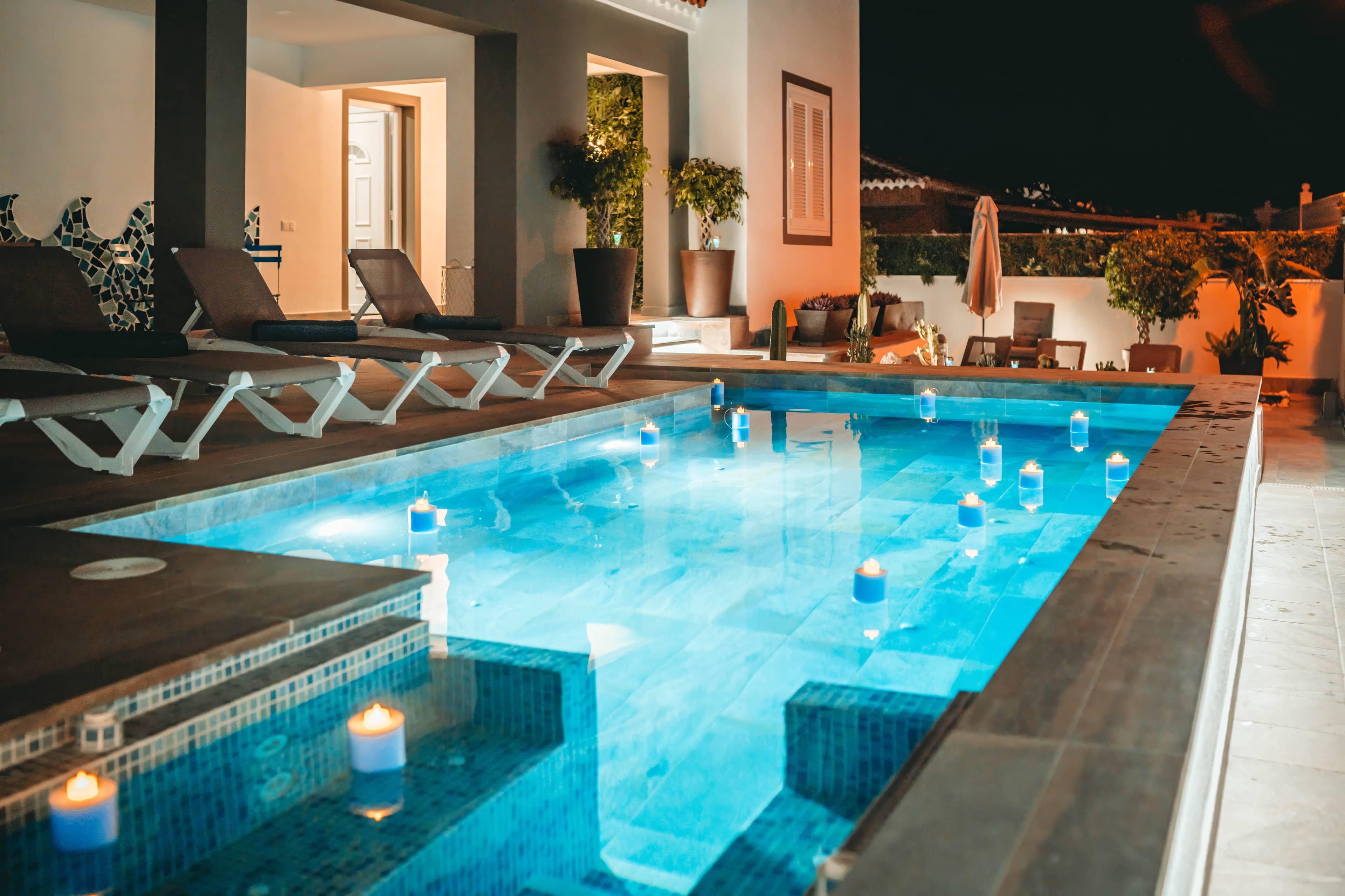 La terraza y el jardín de la villa iluminados de noche