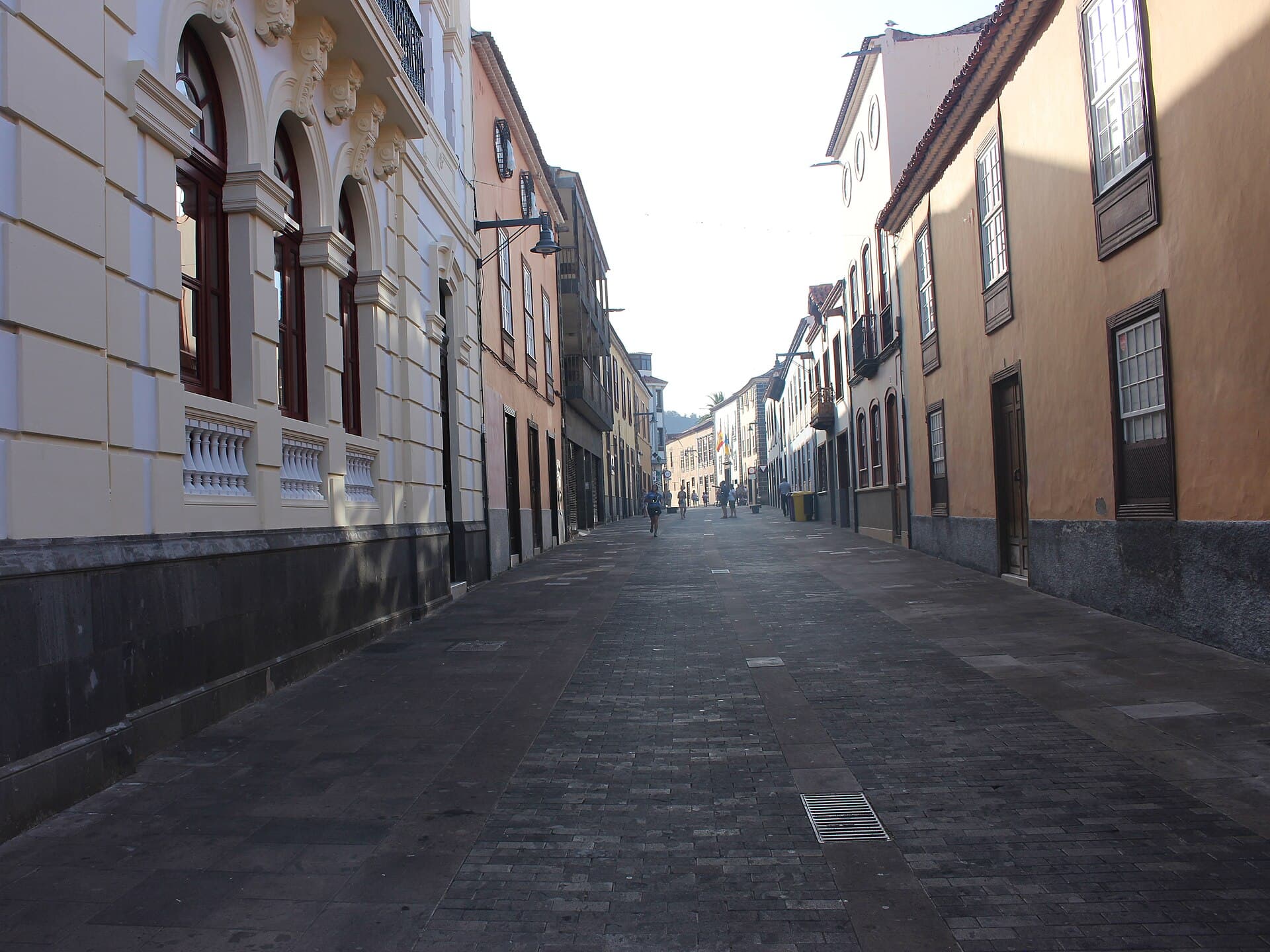 Calle peatonal de casas históricas en San Cristóbal de La Laguna, ciudad Patrimonio de la Humanidad en el norte de Tenerife