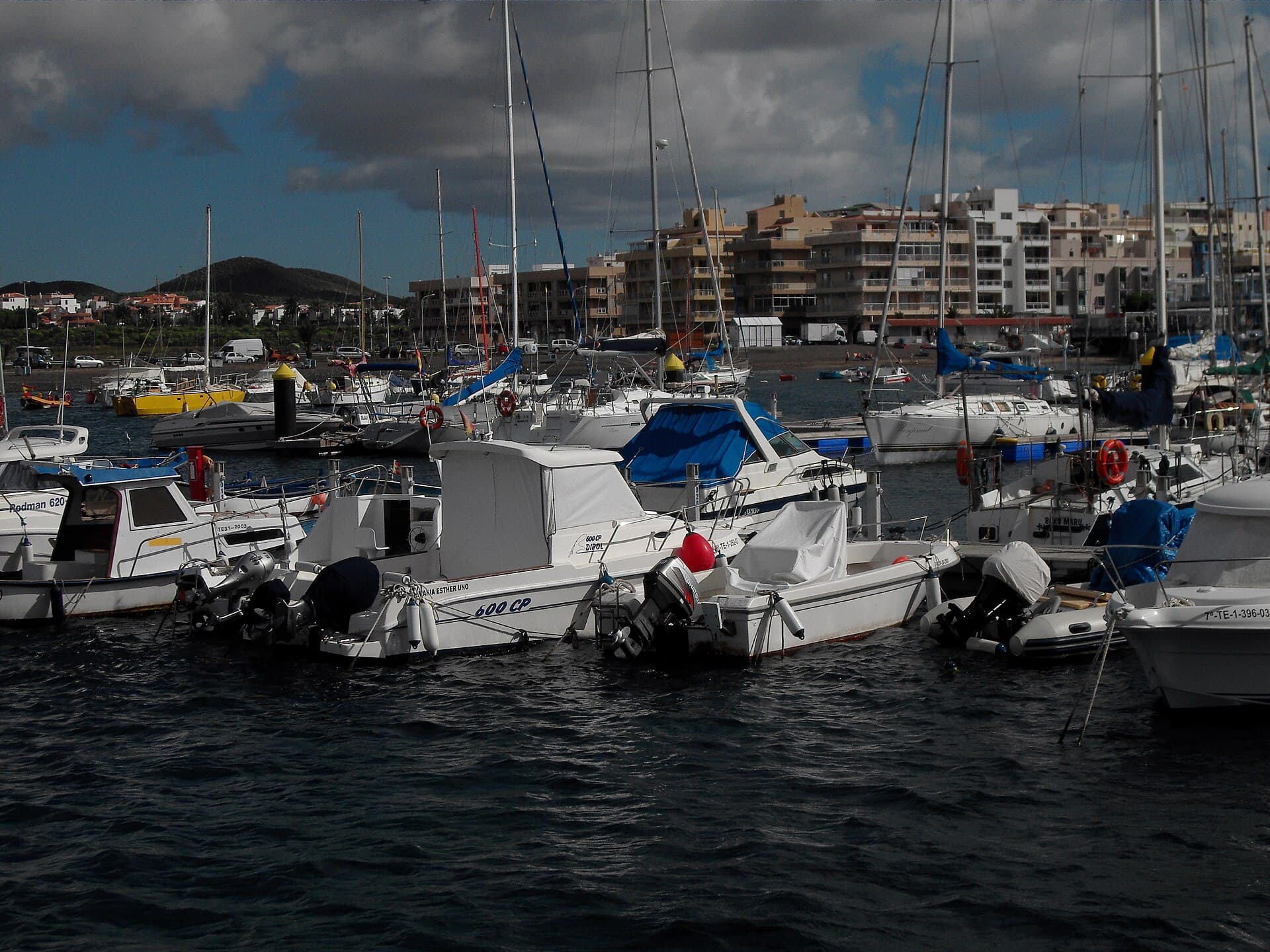 Barcos pesqueros en el pequeño puerto de Las Galletas, a diez minutos a pie de Costa del Silencio