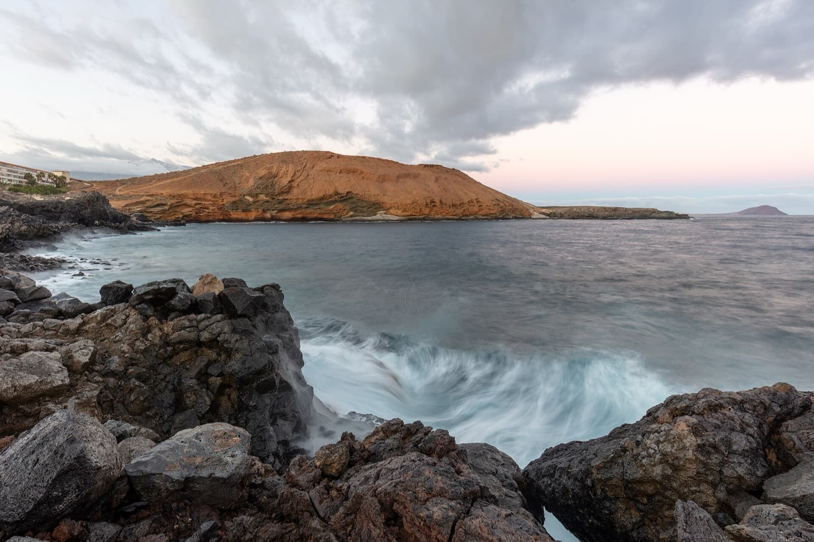 Montaña Amarilla y su cala rocosa en Costa del Silencio, Tenerife