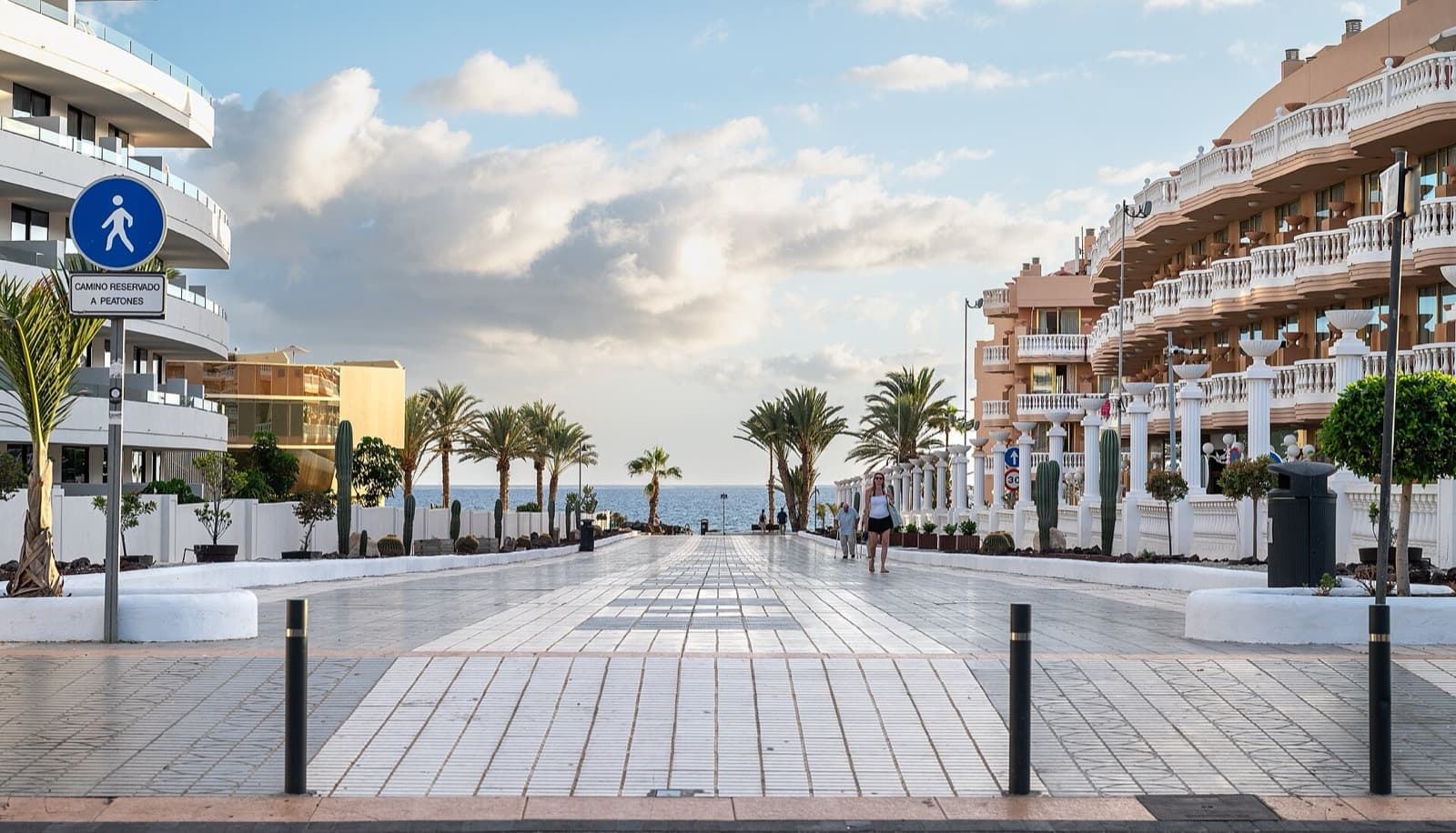 Paseo peatonal hacia el mar en Playa de las Américas, Tenerife