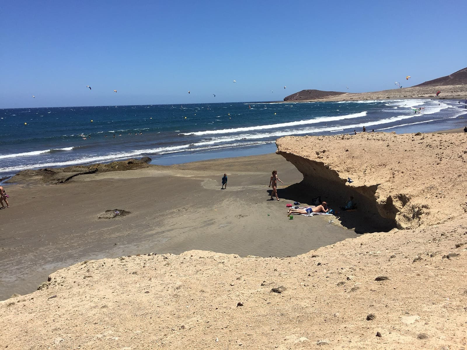Playa de El Médano con kitesurfistas y la Montaña Roja al fondo, Tenerife