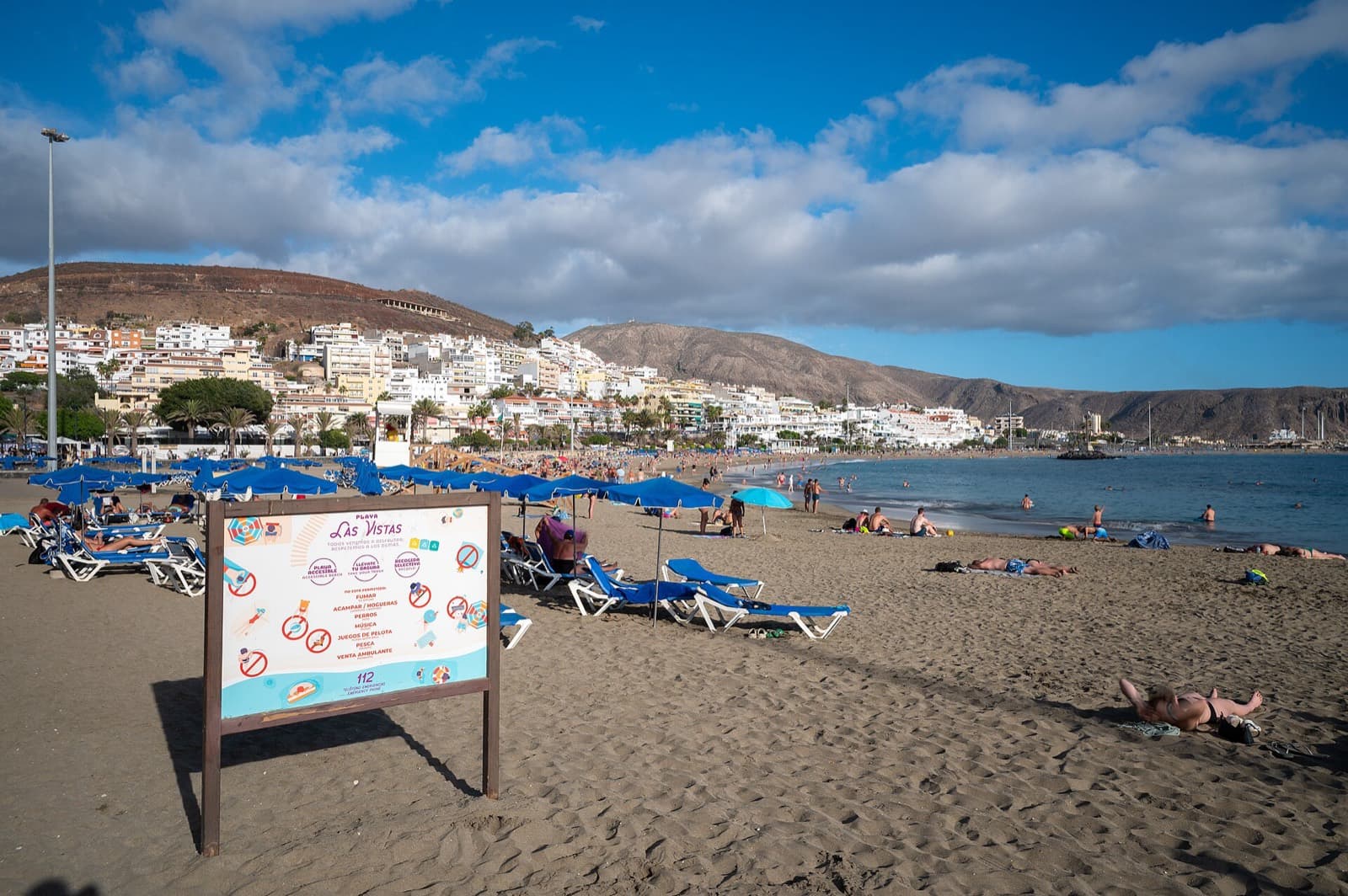 La Playa de Las Vistas en Los Cristianos — su cartel encabeza con "playa accesible"