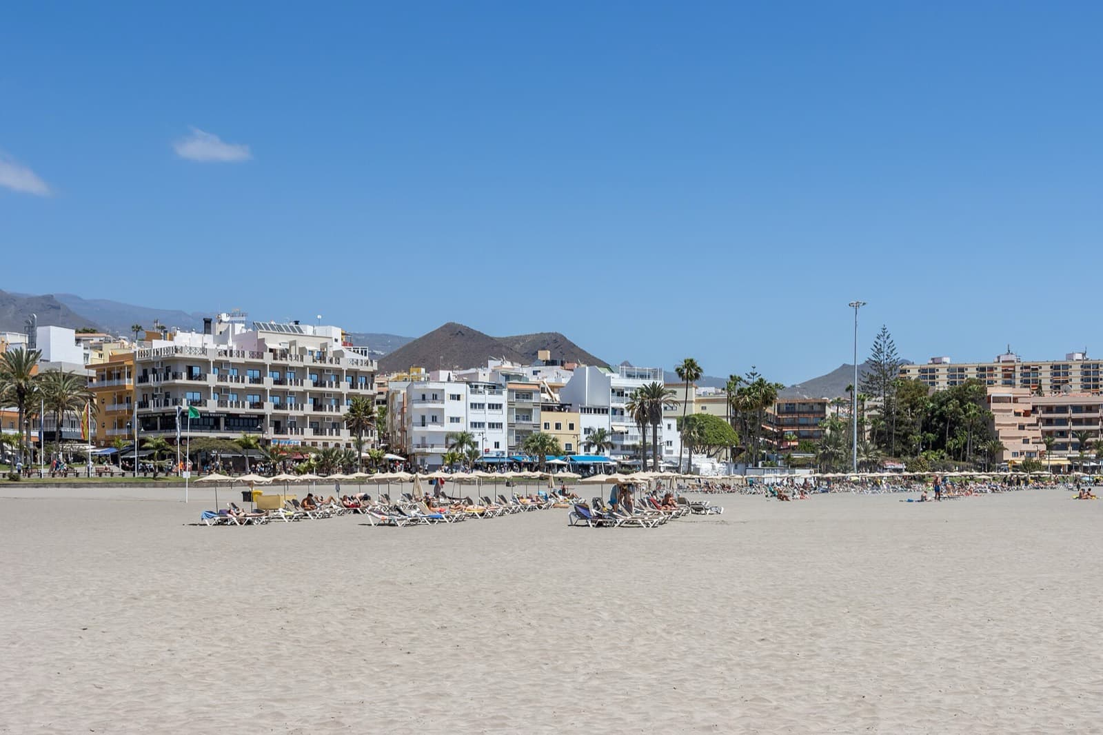 Playa Honda y el paseo marítimo de Los Cristianos, Tenerife