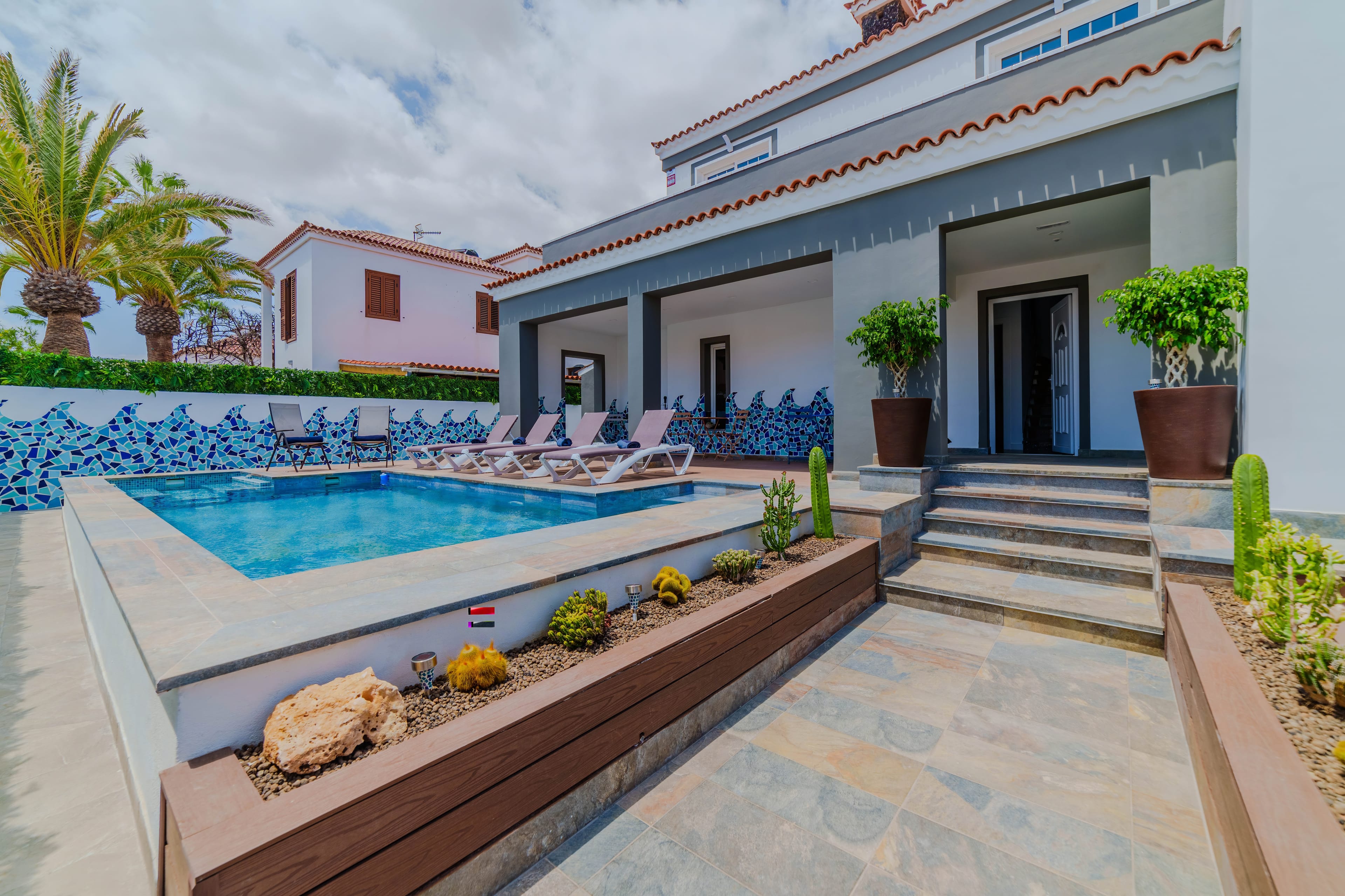 Villa de Marcos — terraza y piscina infinita climatizada con vistas al Atlántico